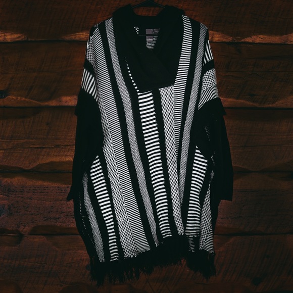 Francesca's Collections Sweaters - Francesca's Collection | Quinn • LongSleeve Poncho